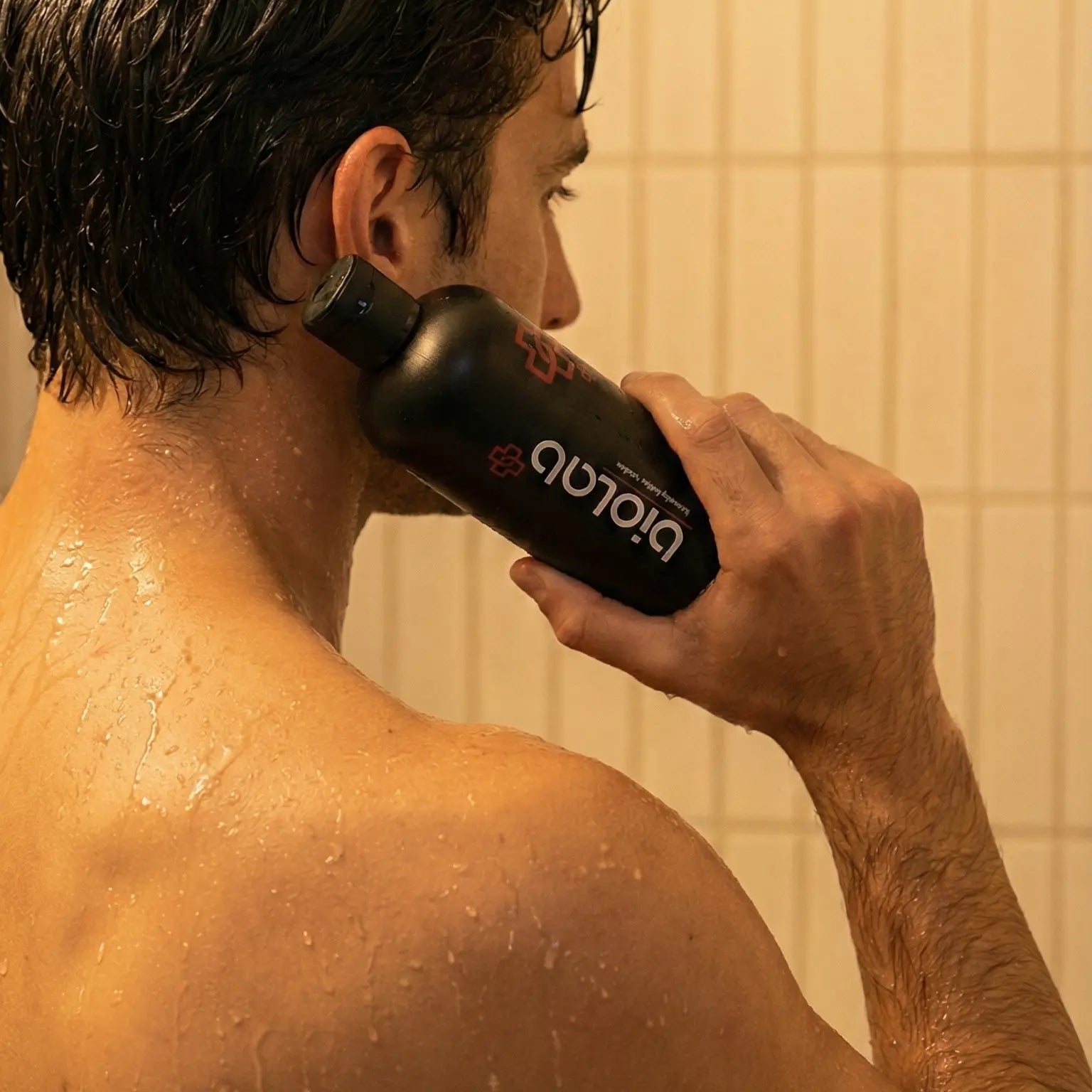 رجل يغسل شعره