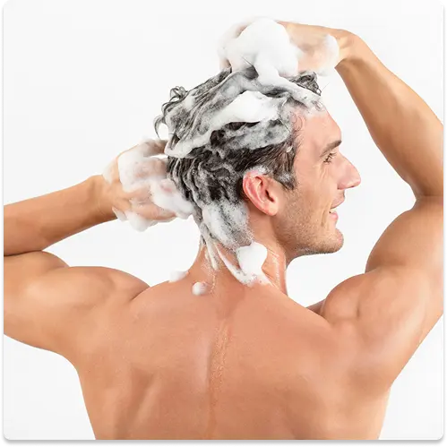 رجل يغسل شعره